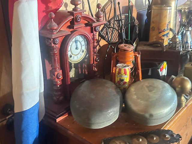 Partij decoratiemateriaal uit het café - afbeelding 9 van  12