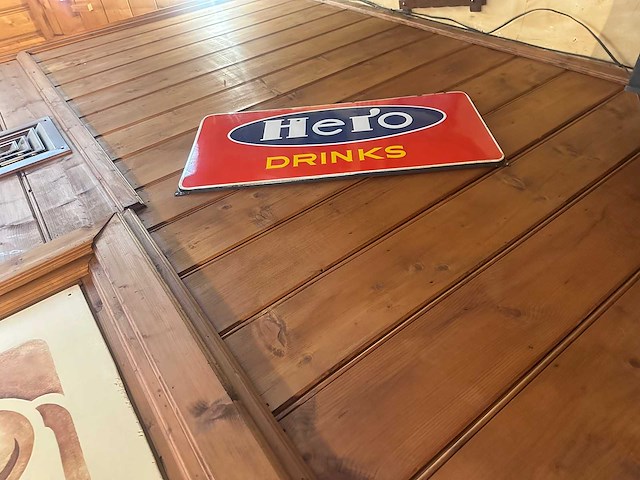 Partij decoratiemateriaal uit het café - afbeelding 11 van  12