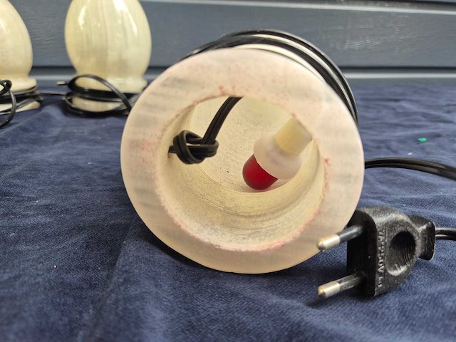 Partij decoratieve eivormige lampen, ronde onderzetters en ballen vervaardigd uit gepolijst marmer/natuursteen - afbeelding 4 van  28