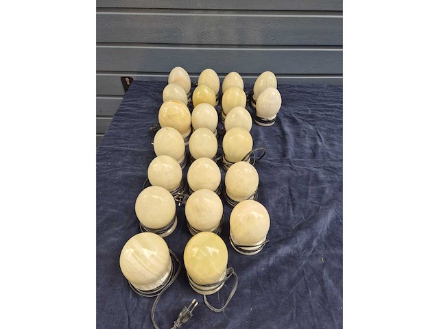 Partij decoratieve eivormige lampen, ronde onderzetters en ballen vervaardigd uit gepolijst marmer/natuursteen - afbeelding 9 van  28