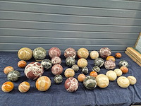 Partij decoratieve eivormige lampen, ronde onderzetters en ballen vervaardigd uit gepolijst marmer/natuursteen - afbeelding 10 van  28