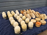 Partij decoratieve eivormige lampen, ronde onderzetters en ballen vervaardigd uit gepolijst marmer/natuursteen - afbeelding 1 van  28