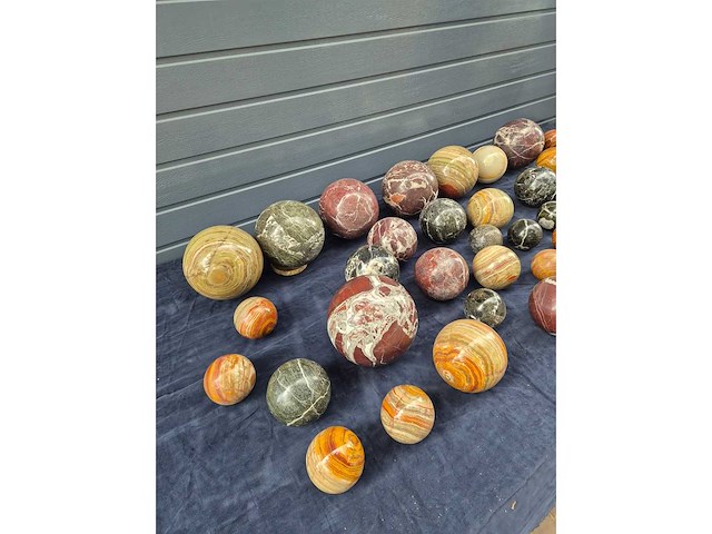 Partij decoratieve eivormige lampen, ronde onderzetters en ballen vervaardigd uit gepolijst marmer/natuursteen - afbeelding 13 van  28
