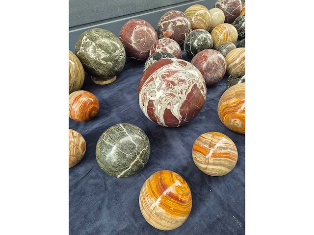 Partij decoratieve eivormige lampen, ronde onderzetters en ballen vervaardigd uit gepolijst marmer/natuursteen - afbeelding 16 van  28