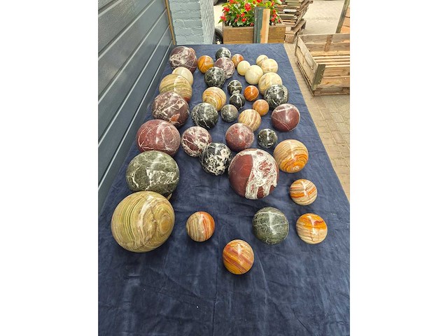 Partij decoratieve eivormige lampen, ronde onderzetters en ballen vervaardigd uit gepolijst marmer/natuursteen - afbeelding 17 van  28