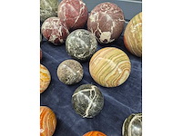 Partij decoratieve eivormige lampen, ronde onderzetters en ballen vervaardigd uit gepolijst marmer/natuursteen - afbeelding 19 van  28