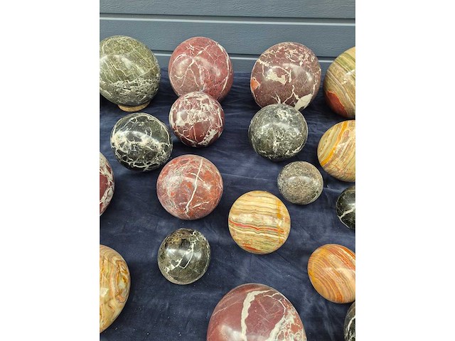 Partij decoratieve eivormige lampen, ronde onderzetters en ballen vervaardigd uit gepolijst marmer/natuursteen - afbeelding 21 van  28