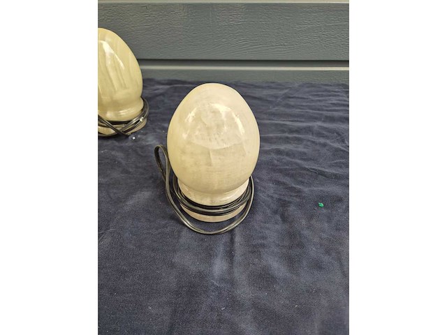 Partij decoratieve eivormige lampen, ronde onderzetters en ballen vervaardigd uit gepolijst marmer/natuursteen - afbeelding 28 van  28