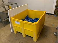 Partij deegmandjes in palletkrat