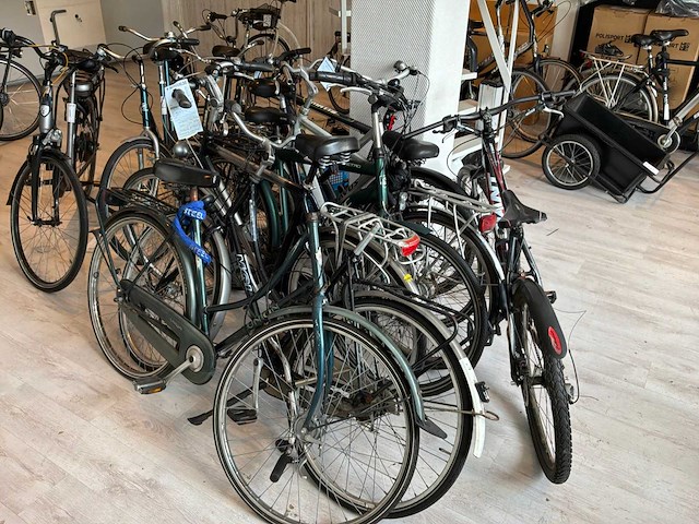 Partij defecte en incomplete fietsen - afbeelding 7 van  9