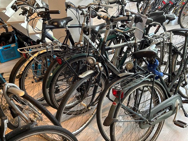 Partij defecte en incomplete fietsen - afbeelding 2 van  9