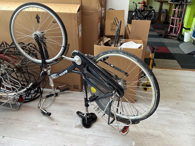Partij defecte en incomplete fietsen - afbeelding 8 van  9