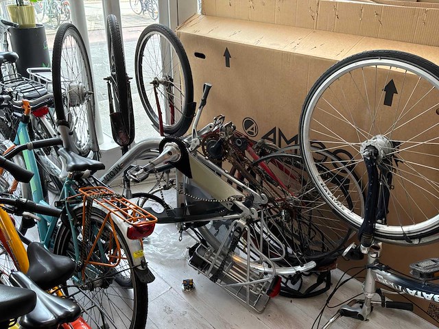 Partij defecte en incomplete fietsen - afbeelding 9 van  9
