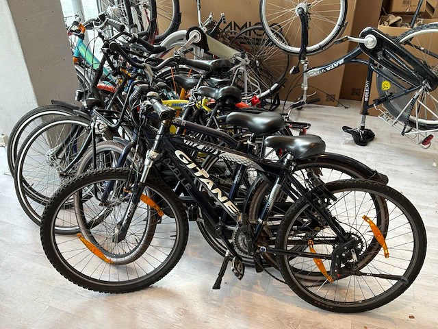 Partij defecte en incomplete fietsen - afbeelding 4 van  9