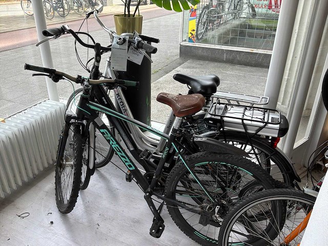 Partij defecte en incomplete fietsen - afbeelding 6 van  9