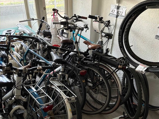 Partij defecte en incomplete fietsen - afbeelding 5 van  8