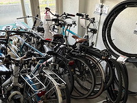 Partij defecte en incomplete fietsen - afbeelding 5 van  8