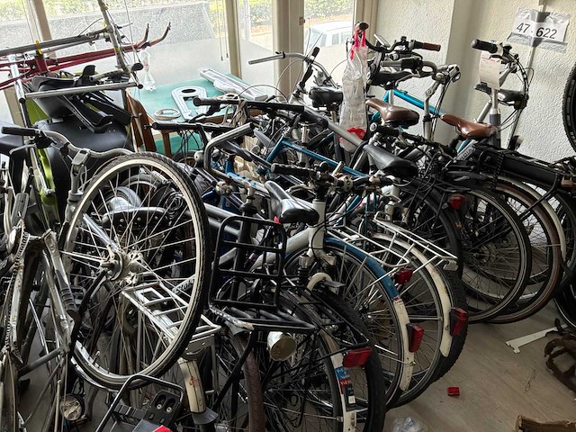Partij defecte en incomplete fietsen - afbeelding 6 van  8