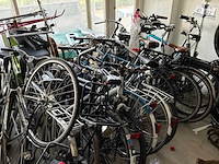 Partij defecte en incomplete fietsen - afbeelding 6 van  8