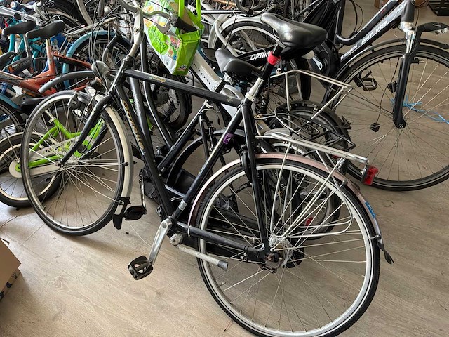 Partij defecte en incomplete fietsen - afbeelding 7 van  8