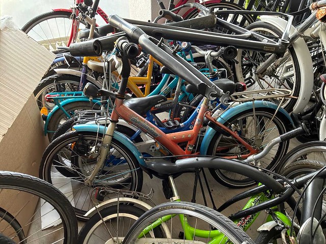 Partij defecte en incomplete fietsen - afbeelding 4 van  8