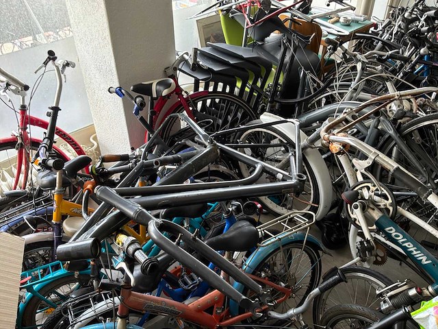 Partij defecte en incomplete fietsen - afbeelding 8 van  8