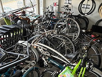 Partij defecte en incomplete fietsen - afbeelding 1 van  1