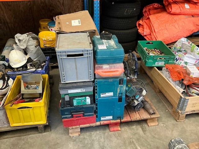 Partij defecte gereedschappen - afbeelding 1 van  11