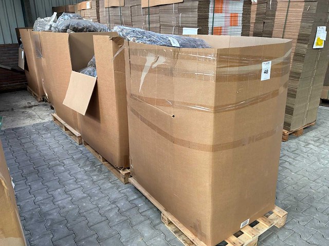 Partij dennenappels - afbeelding 2 van  2