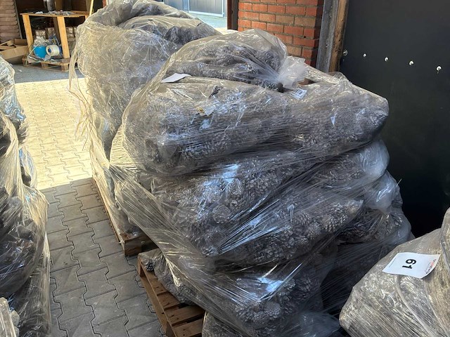 Partij dennenappels - afbeelding 4 van  6