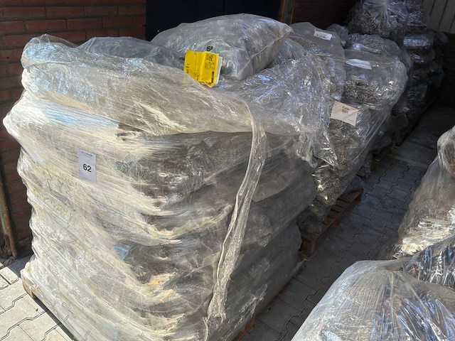 Partij dennenappels - afbeelding 6 van  6