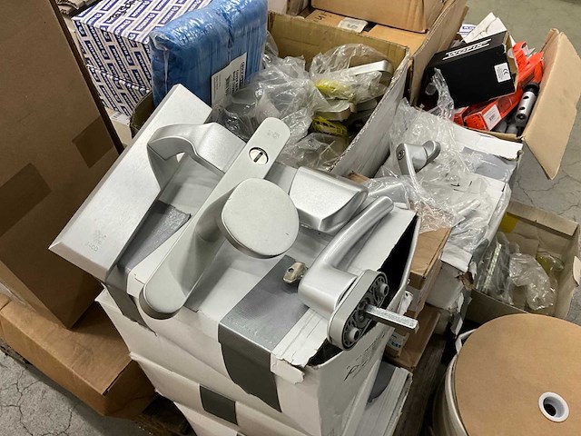 Partij deurbeslag & divers - afbeelding 1 van  9