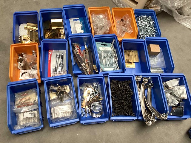 Partij deurbeslag en montage materialen deurbeslag - afbeelding 1 van  5