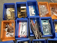 Partij deurbeslag en montage materialen deurbeslag - afbeelding 2 van  5