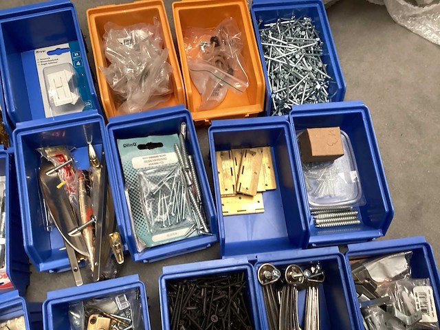 Partij deurbeslag en montage materialen deurbeslag - afbeelding 3 van  5