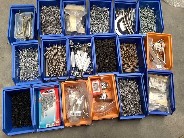 Partij deurbeslag en montage materialen deurbeslag - afbeelding 1 van  6