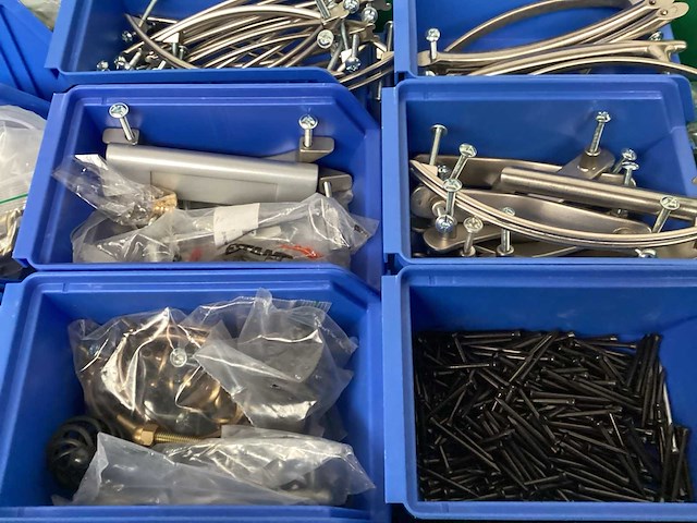 Partij deurbeslag en montage materialen deurbeslag - afbeelding 2 van  9
