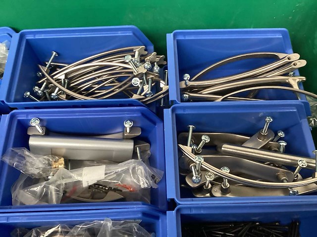 Partij deurbeslag en montage materialen deurbeslag - afbeelding 3 van  9