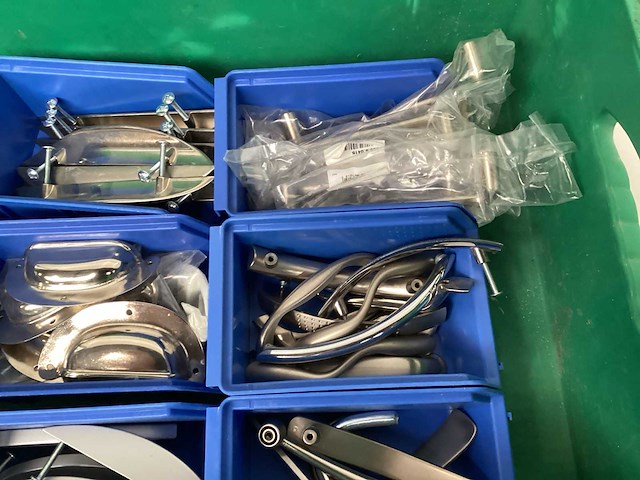 Partij deurbeslag en montage materialen deurbeslag - afbeelding 9 van  9