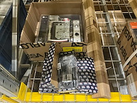 Partij deurbeslag en sluitwerk - afbeelding 1 van  4