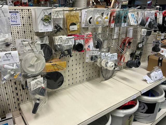 Partij deursloten, tankafsluiters en afvalschuif - afbeelding 1 van  15