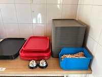 Partij dienbladen en horecabenodigdheden inclusief tafel - afbeelding 2 van  7
