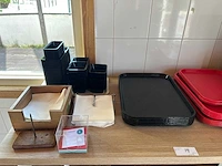 Partij dienbladen en horecabenodigdheden inclusief tafel - afbeelding 3 van  7