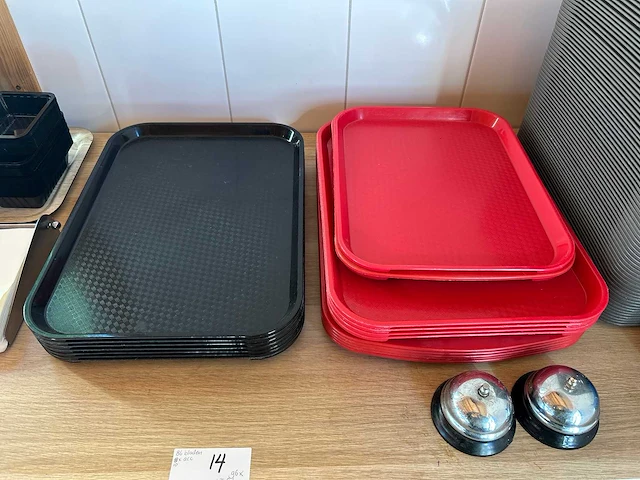 Partij dienbladen en horecabenodigdheden inclusief tafel - afbeelding 4 van  7