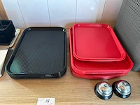 Partij dienbladen en horecabenodigdheden inclusief tafel - afbeelding 4 van  7