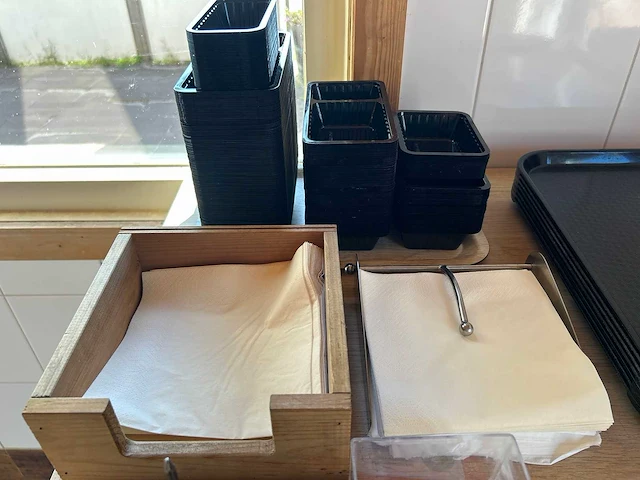 Partij dienbladen en horecabenodigdheden inclusief tafel - afbeelding 5 van  7