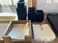 Partij dienbladen en horecabenodigdheden inclusief tafel - afbeelding 5 van  7