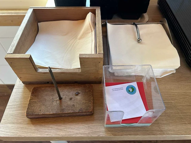 Partij dienbladen en horecabenodigdheden inclusief tafel - afbeelding 6 van  7