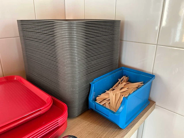 Partij dienbladen en horecabenodigdheden inclusief tafel - afbeelding 7 van  7