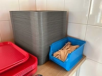 Partij dienbladen en horecabenodigdheden inclusief tafel - afbeelding 7 van  7